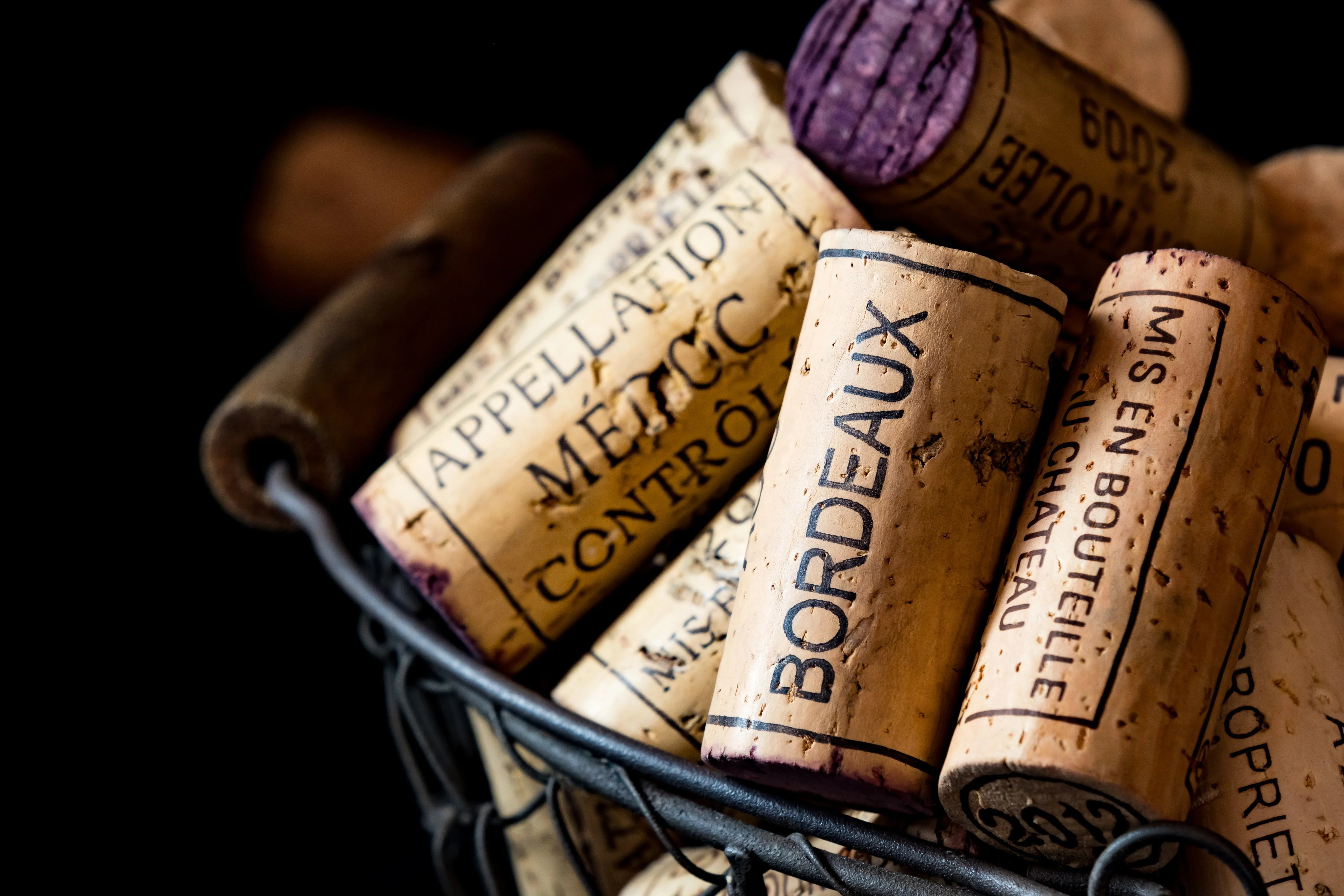 コルクワインの説明：それが何であるか、そしてどのように検出するか
